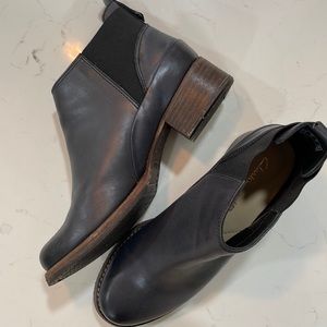 Clarks size 6.5 leather ankle boots women